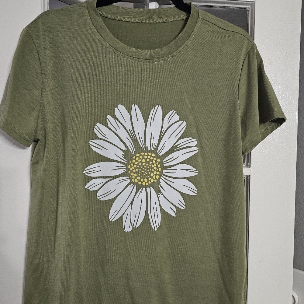 Green Daisy Graphic T-Shirt Size Med!